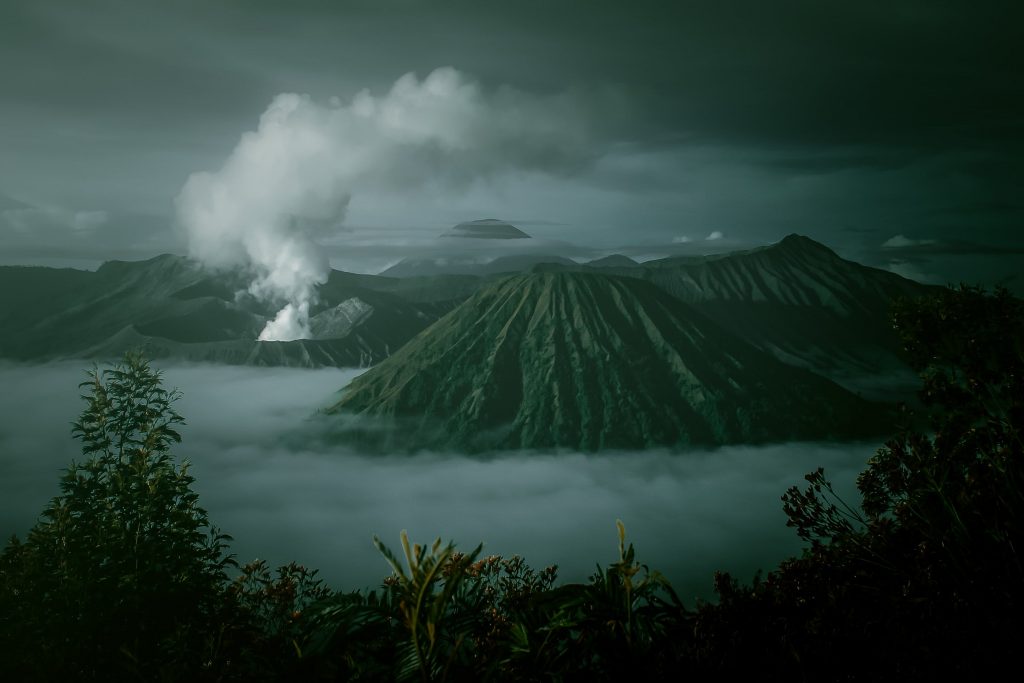 Masa Depan Perlindungan Terhadap Bencana Alam
Foto oleh Capung Purnomo: https://www.pexels.com/id-id/foto/gunung-berapi-di-bawah-langit-kelabu-2609952/
