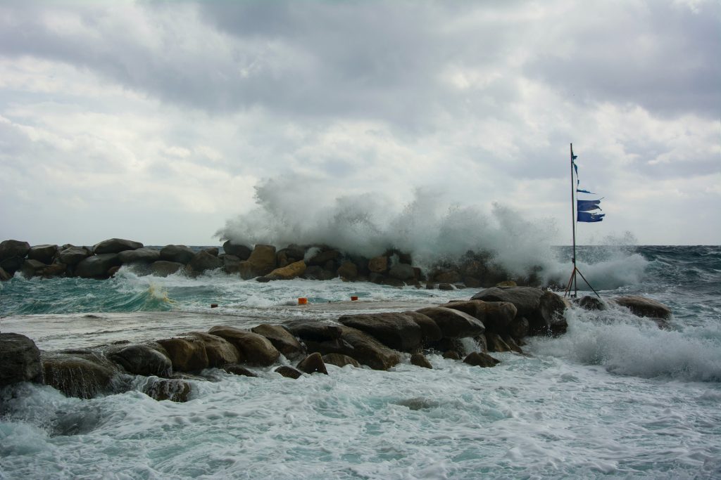 Early Tsunami Detection with IoT Sensors
Foto oleh giorgos kalogridis: https://www.pexels.com/id-id/foto/laut-awan-cuaca-badai-11117785/