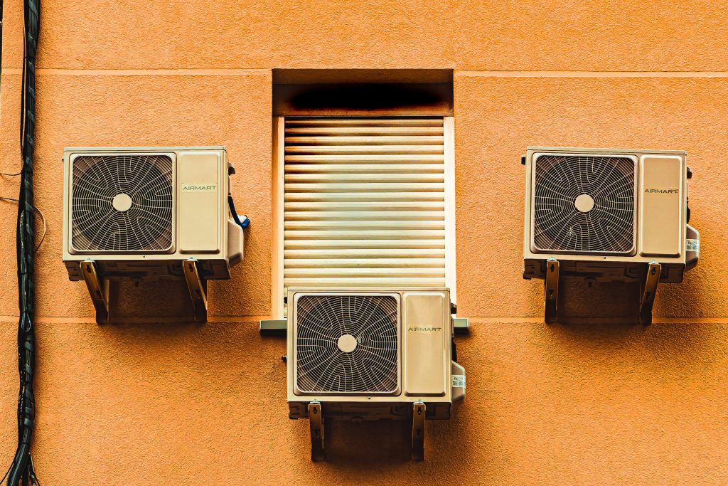 Efficient HVAC System Management
Foto oleh Jose Antonio Gallego Vázquez: https://www.pexels.com/id-id/foto/tembok-arsitektur-windows-jendela-5539540/