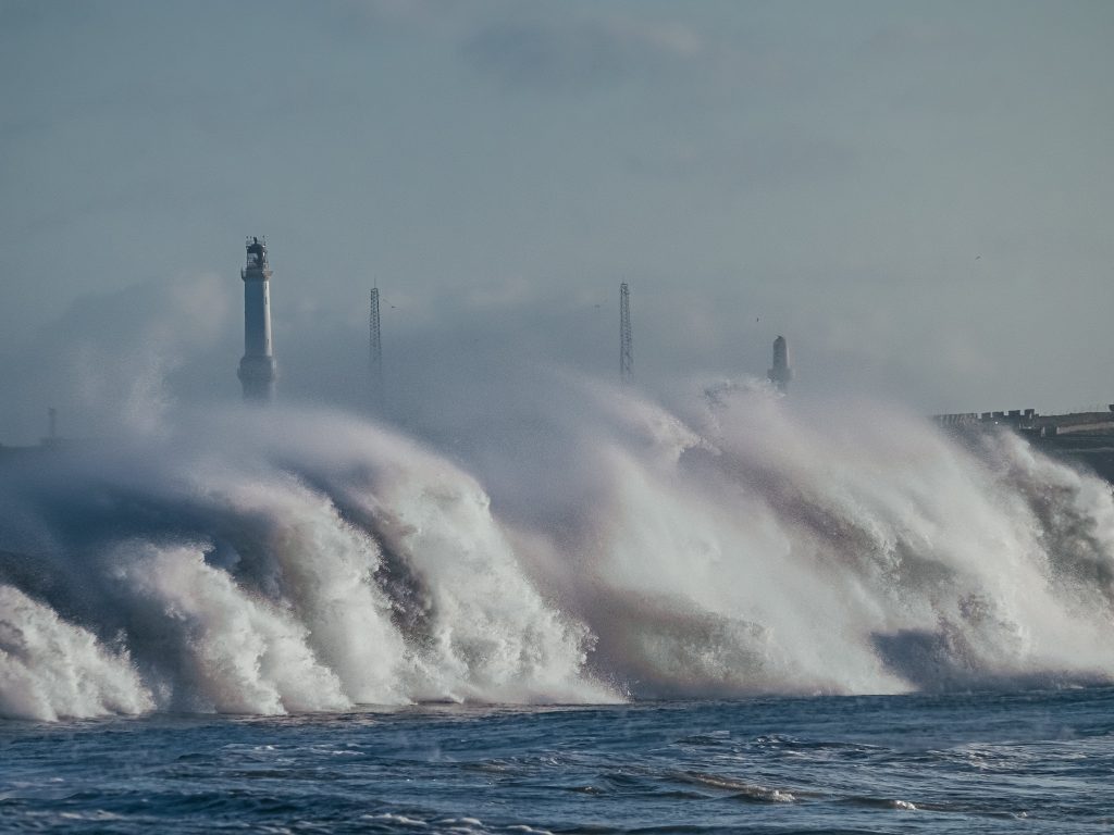 Peran Sensor Level Air Laut dalam Deteksi Dini Tsunami
Foto oleh Kieren Ridley : https://www.pexels.com/id-id/foto/laut-ombak-mercu-suar-guyuran-6023973/