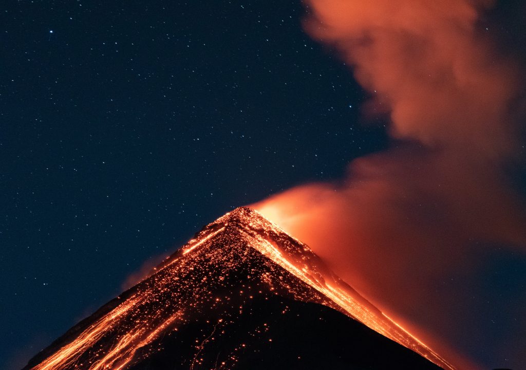 Sensor IoT dan Kelebihannya dalam Pemantauan Gunung Berapi
Foto oleh Luis D. Alvarez: https://www.pexels.com/id-id/foto/erupcion-volcan-de-fuego-guatemala-11617688/