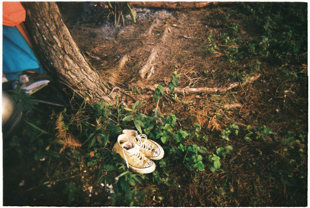 Kelembaban Tanah
Foto oleh Minol Song: https://www.pexels.com/id-id/foto/alam-hutan-sepatu-tanah-18964183/