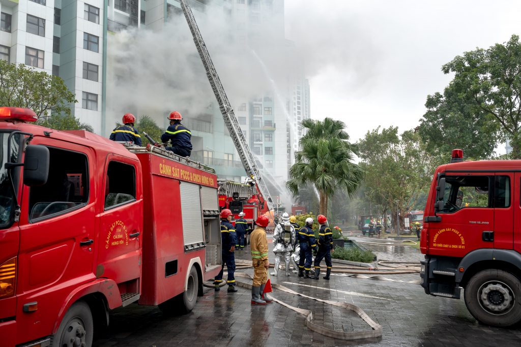 Teknologi Sensor Suhu Tinggi
Foto oleh Quang Nguyen Vinh: https://www.pexels.com/id-id/foto/orang-orang-bekerja-api-keadaan-darurat-14776733/