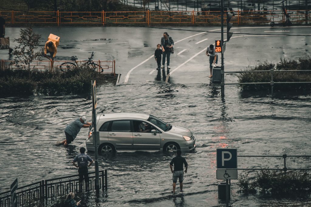 IoT untuk Deteksi Dini Banjir: Mengubah Pengelolaan Bencana
Foto oleh Sveta K: https://www.pexels.com/id-id/foto/orang-orang-jalan-jalur-penyeberangan-pejalan-kaki-mobil-8568719/