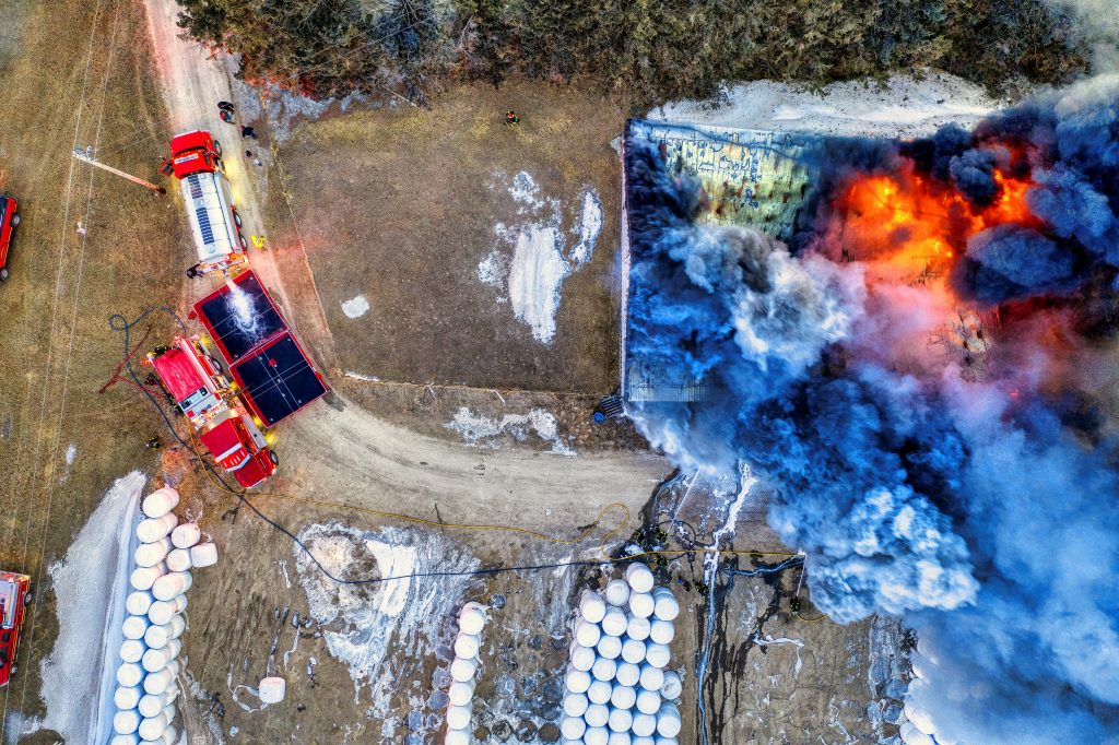Teknologi Sensor Asap dalam Pemantauan Kebakaran Hutan
Foto oleh Tom Fisk: https://www.pexels.com/id-id/foto/bangunan-api-merokok-pembakaran-11584945/